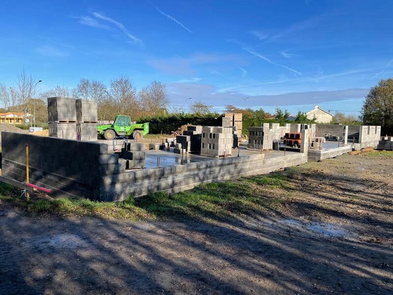 Élévation d'une maison en parpaings