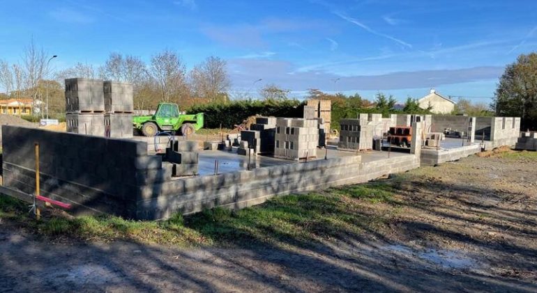 Élévation de maison en parpaings